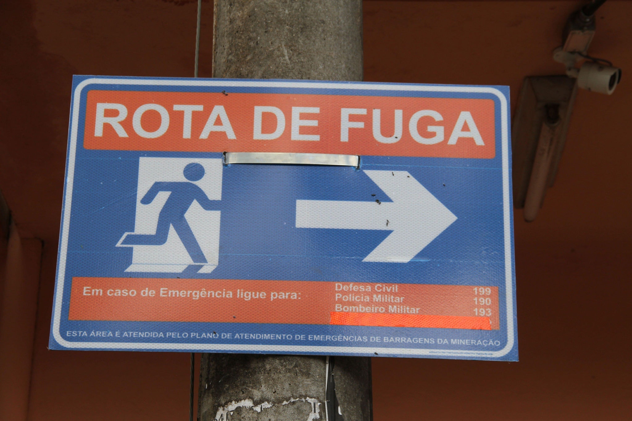 Mil placas foram espalhadas pelas ruas de Barão de Cocais