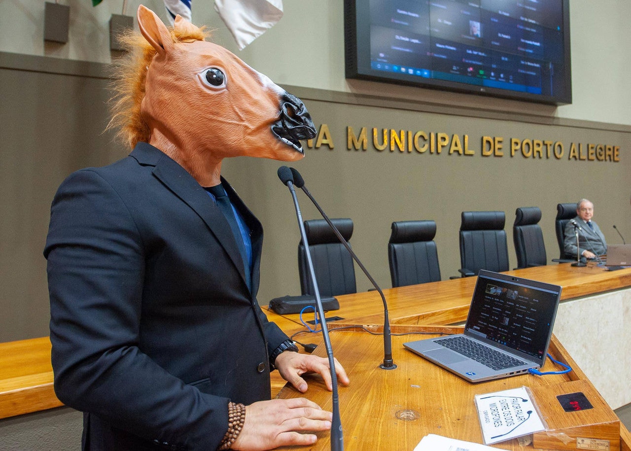 Vereador Leonel Radde (PT) se fantasia de burro após Câmara de Porto Alegre aprovar o nome de Olavo de Carvalho para denominar uma rua na cidade