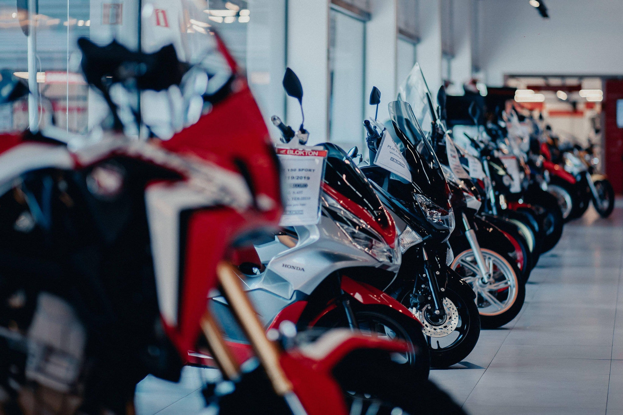 Direção segura de moto seminova exige cuidados