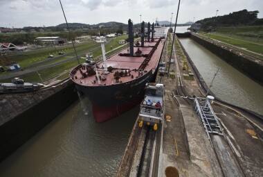 Canal do Panamá registra 14 mil passagens de embarcações por ano