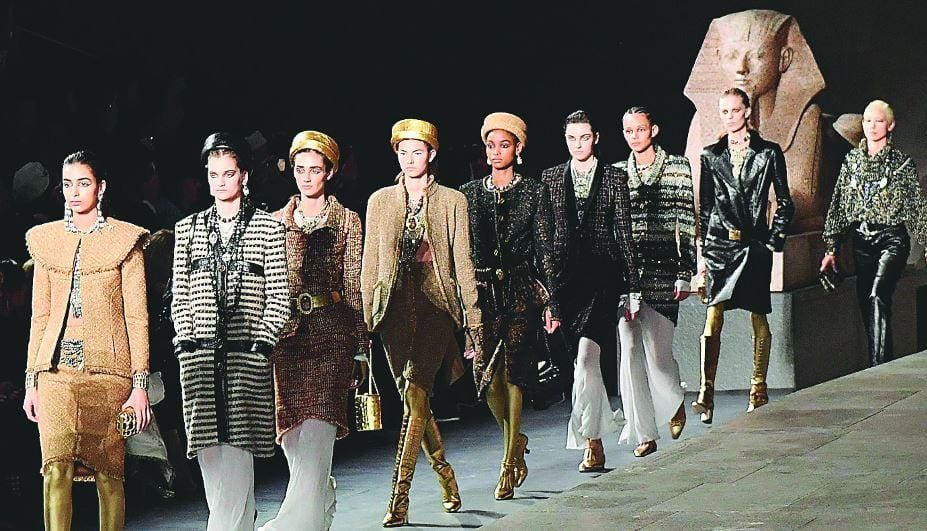 O que se viu no desfile foi muito dourado, golas e colares enormes e referências aos EUA