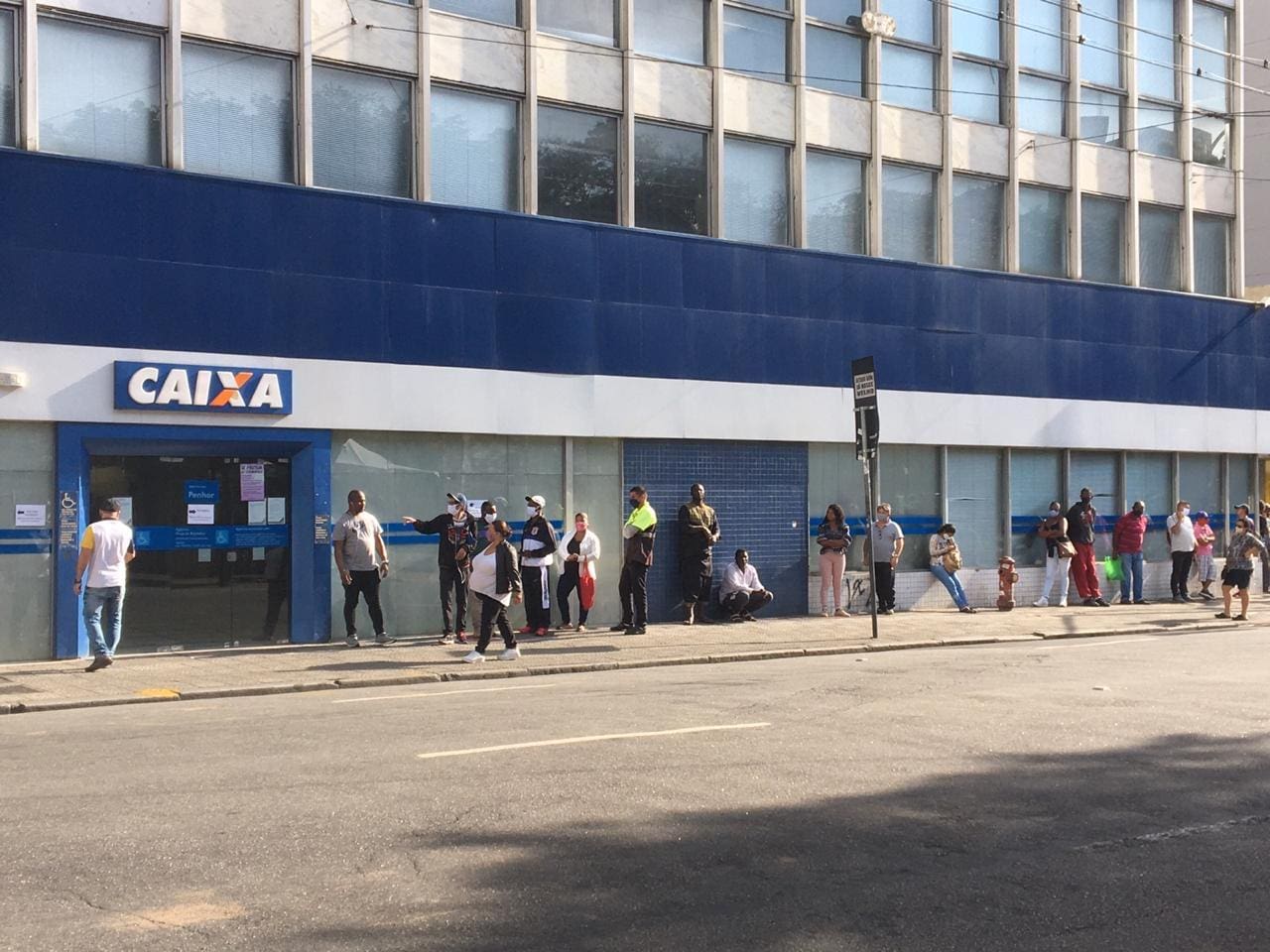 Coronavírus: Fila na Caixa Econômica Federal em São Paulo para o auxílio emergencial