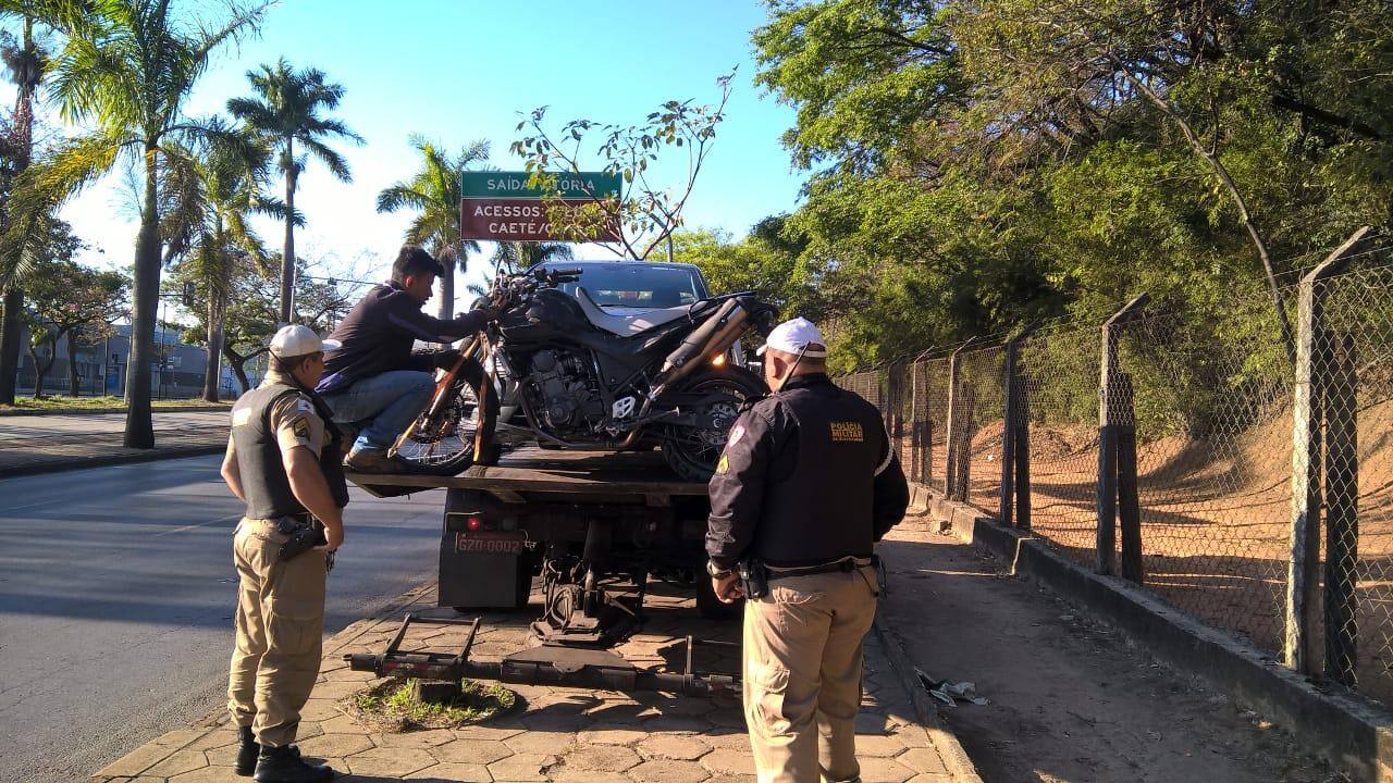 Motociclista morre em acidente com carros na avenida Antônio Carlos