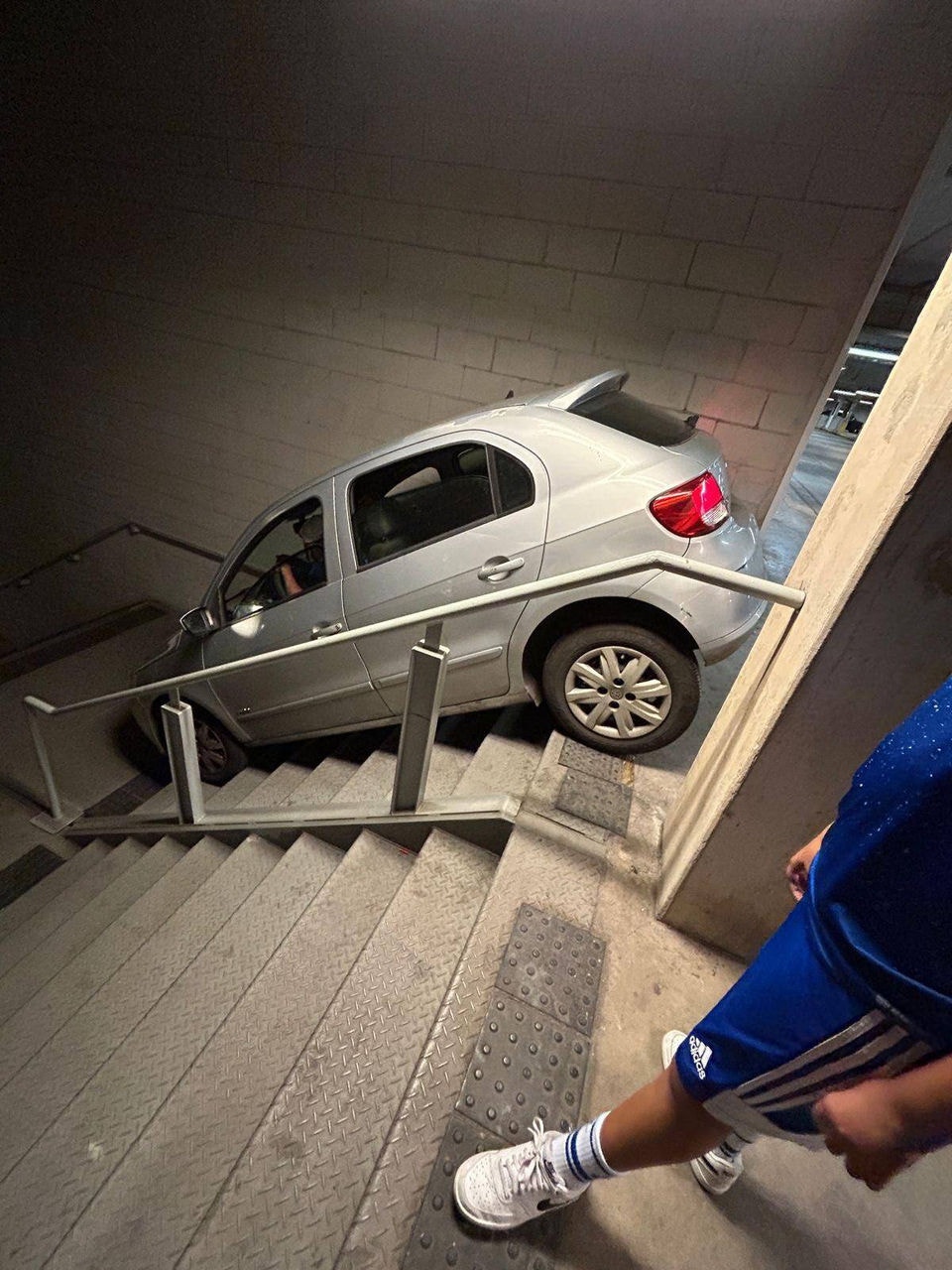 Fotos do carro preso na escadaria viralizaram nas redes sociais