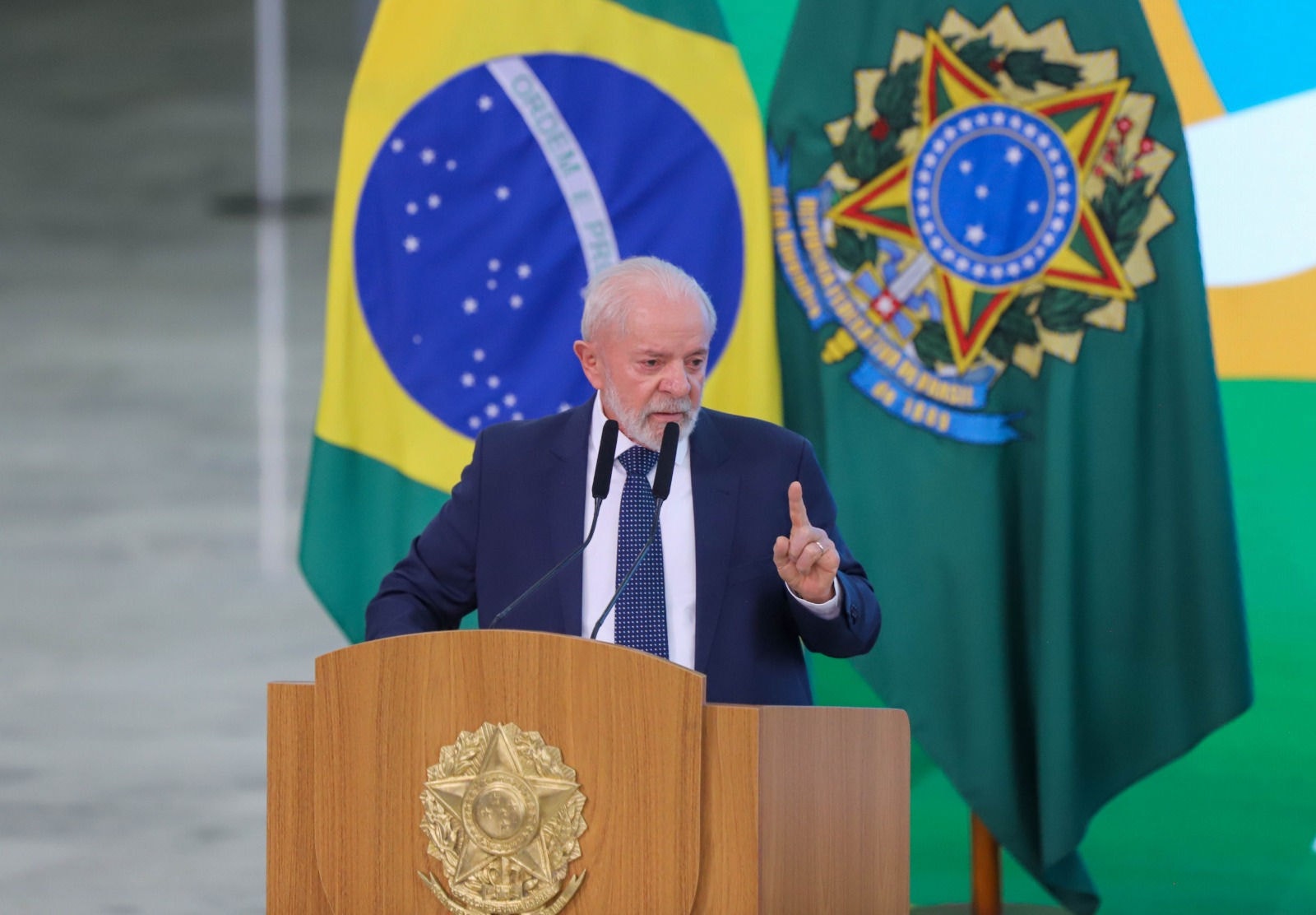 Governo Lula vai regulamentar lei de reciprocidade econômica como resposta à taxação de Trump ao Brasil