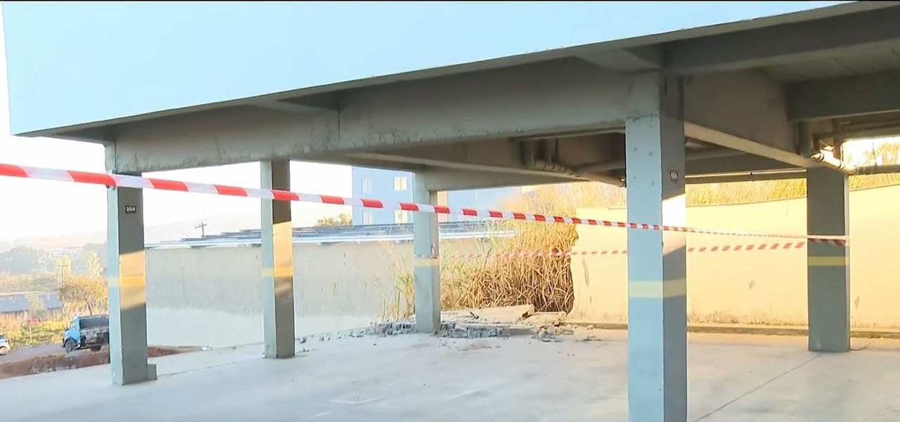 Um veículo foi retirado da área de risco e o local foi isolado