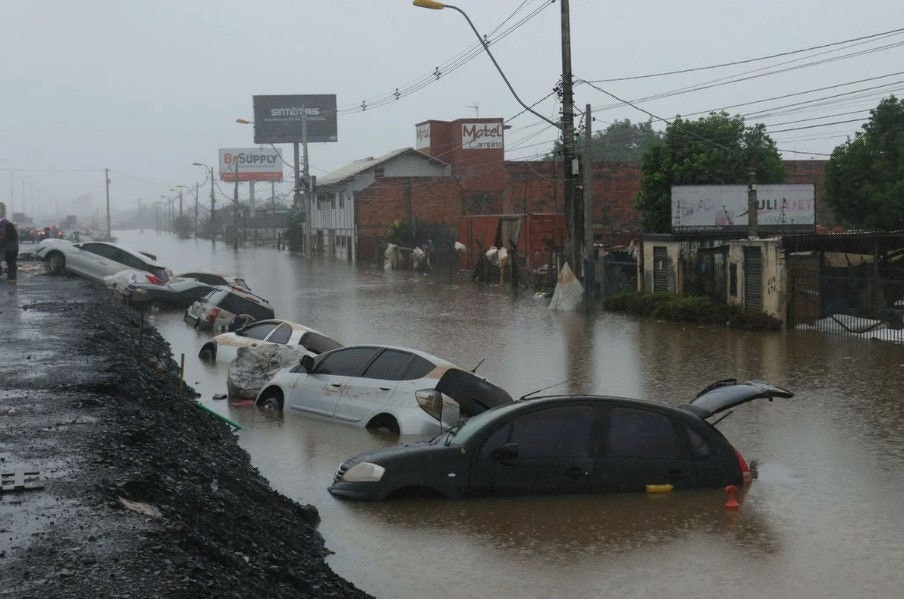 A reportagem de O TEMPO registrou, em São Leopoldo, pessoas tentando recuperar itens pessoais de carros que ficaram inundados, além de seguradoras conferindo os danos aos veículos