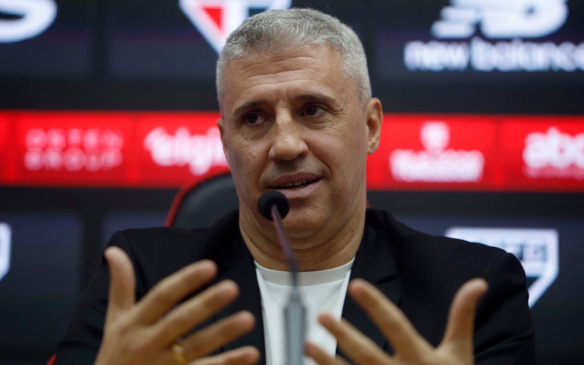 Crespo fala após jogo do São Paulo contra o Fluminense (Foto: Miguel SCHINCARIOL/AFP)