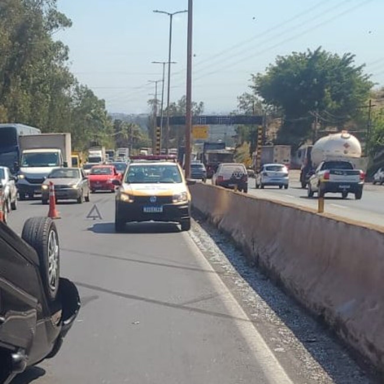 Uma equipe da BHTrans atua no lugar do acidente, e o trânsito está sinalizado