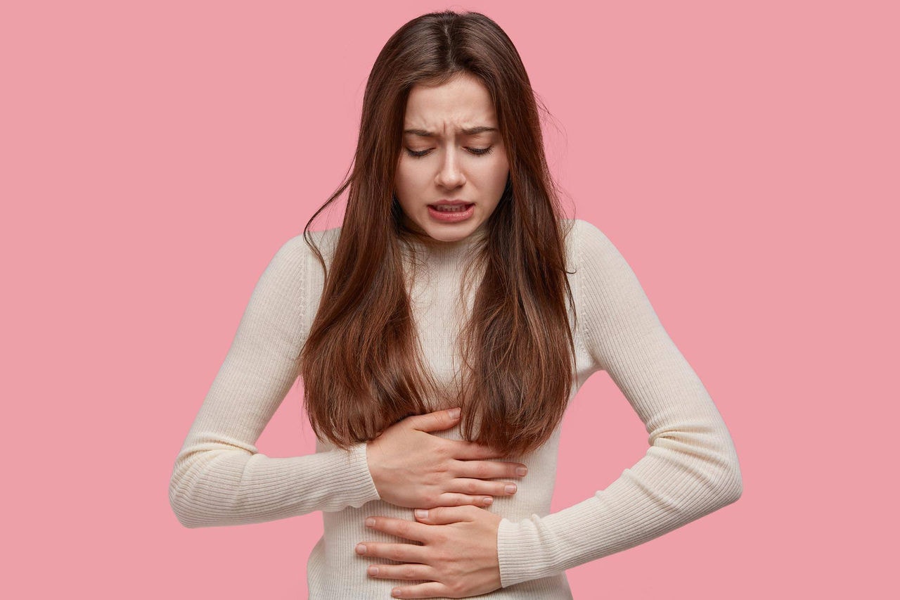 mulher com cólica ou dor abdominal mulher com cólica ou dor abdominal