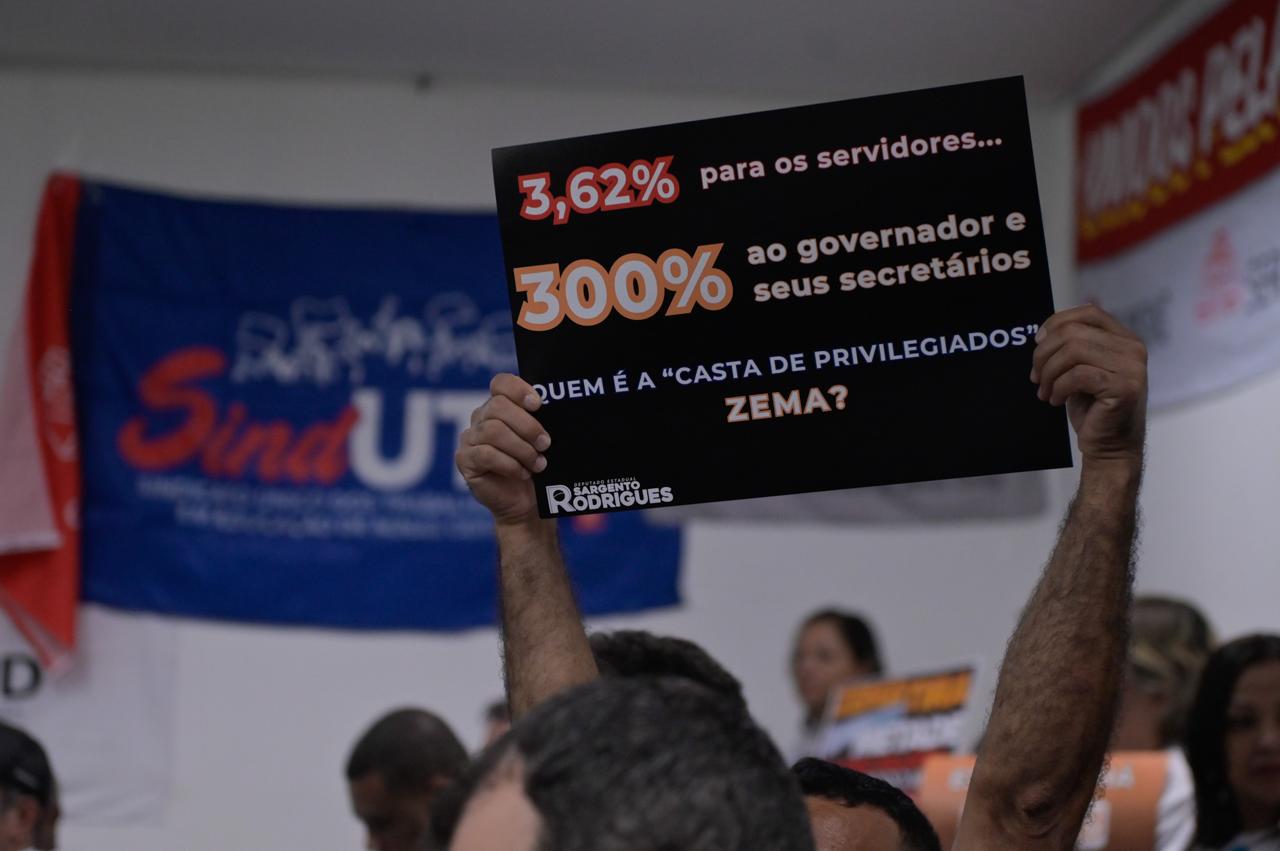 Servidores fizeram protesto na Assembleia contra proposta de reajuste salarial apresentada pelo governo de Minas