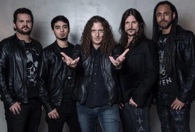 Angra, formada por Felipe Andreoli, Bruno Valverde, Fábio Lione, Rafael Bittencourt e Marcelo Barbosa