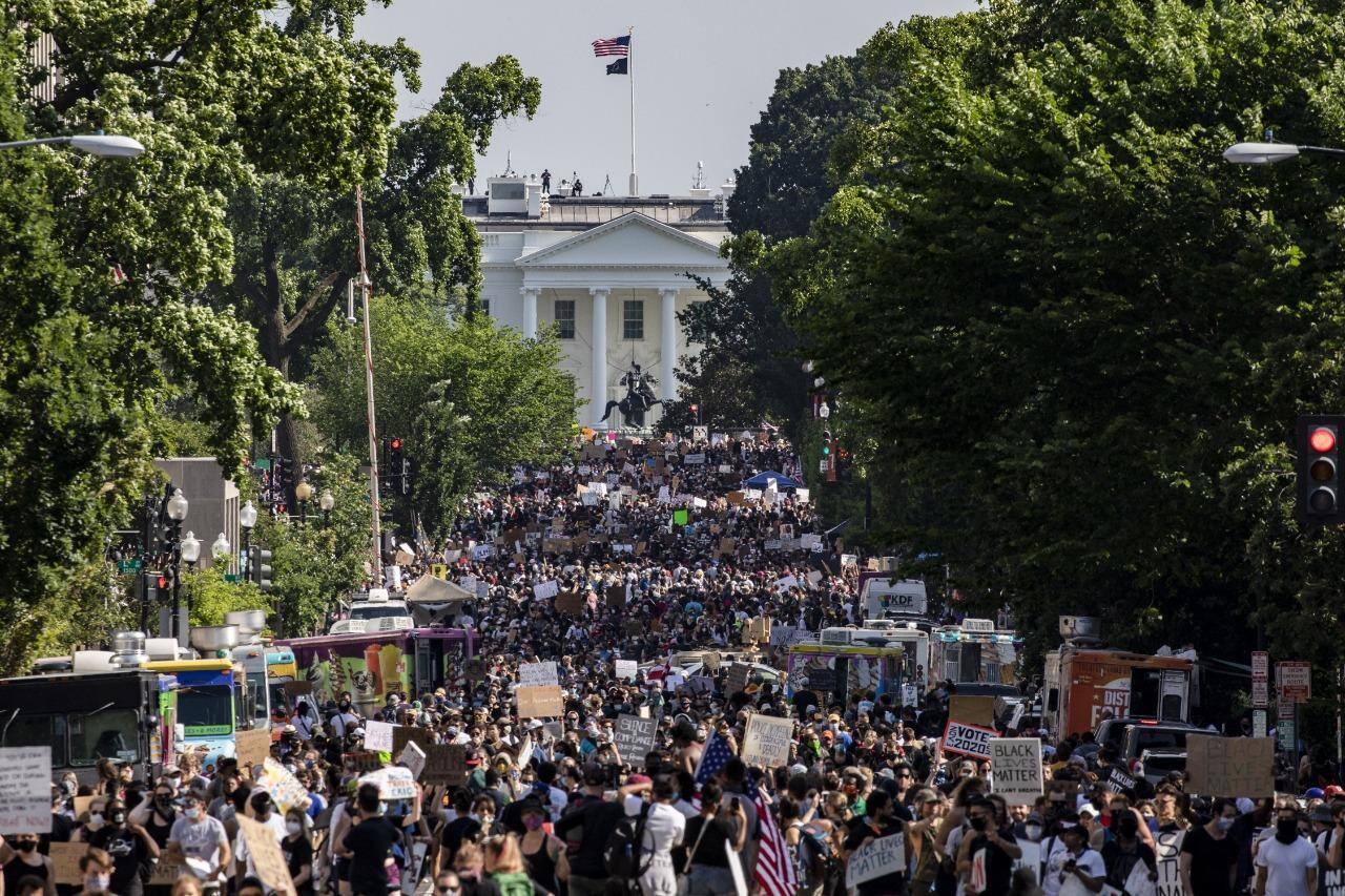Manifestantes marcharam pelas ruas de Washington, perto da Casa Branca, neste sábado (6)