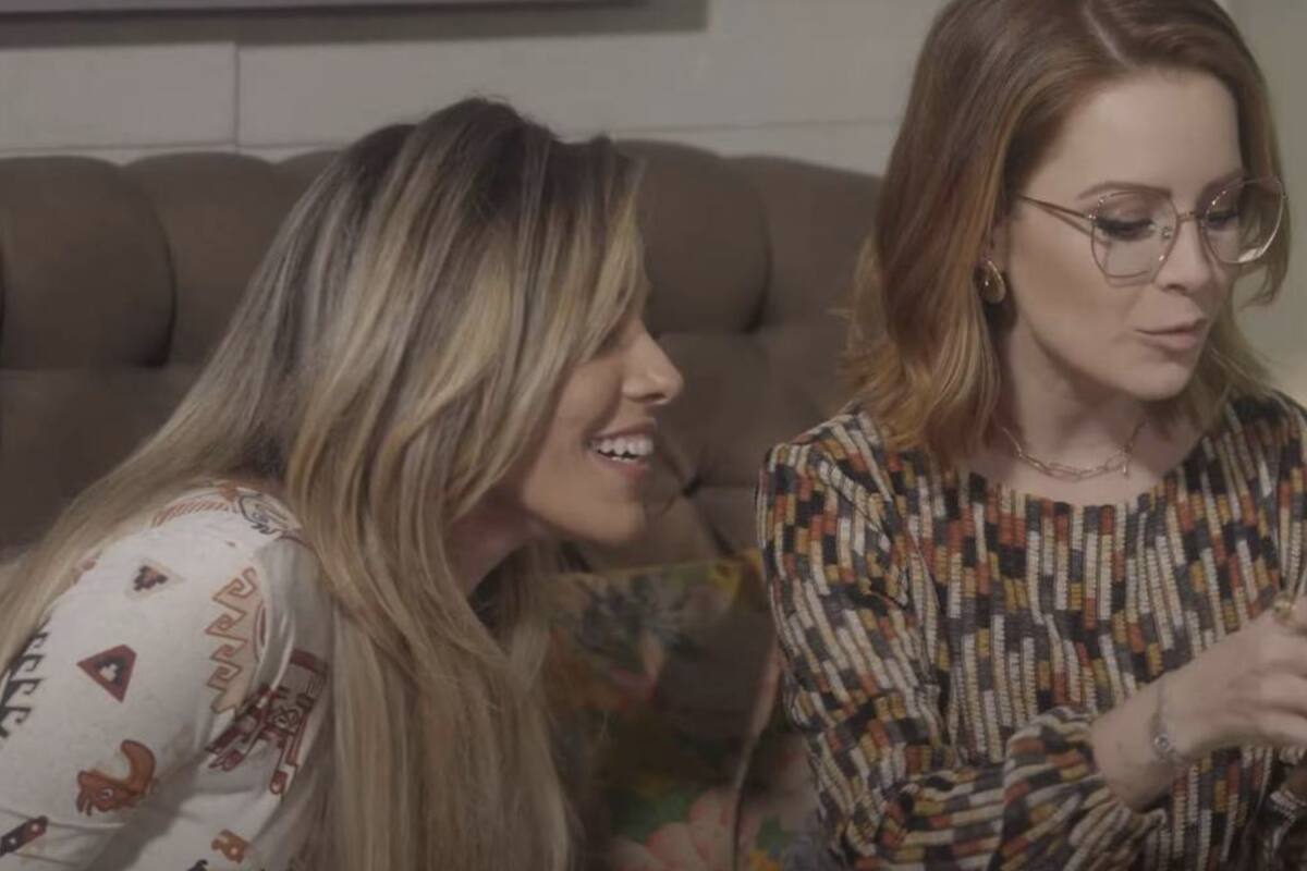Wanessa Camargo e Sandy brincam nos bastidores da gravação da música 'Leve'