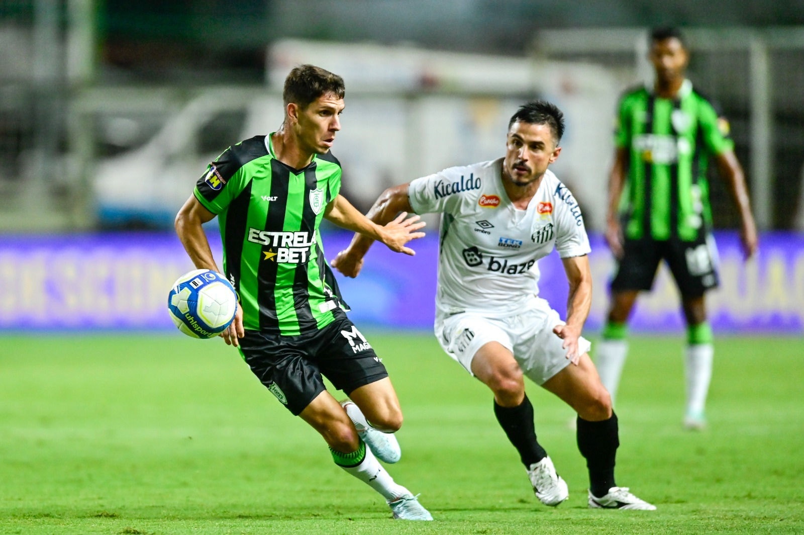 Alê tenta dominar a bola diante de Willian, do Santos