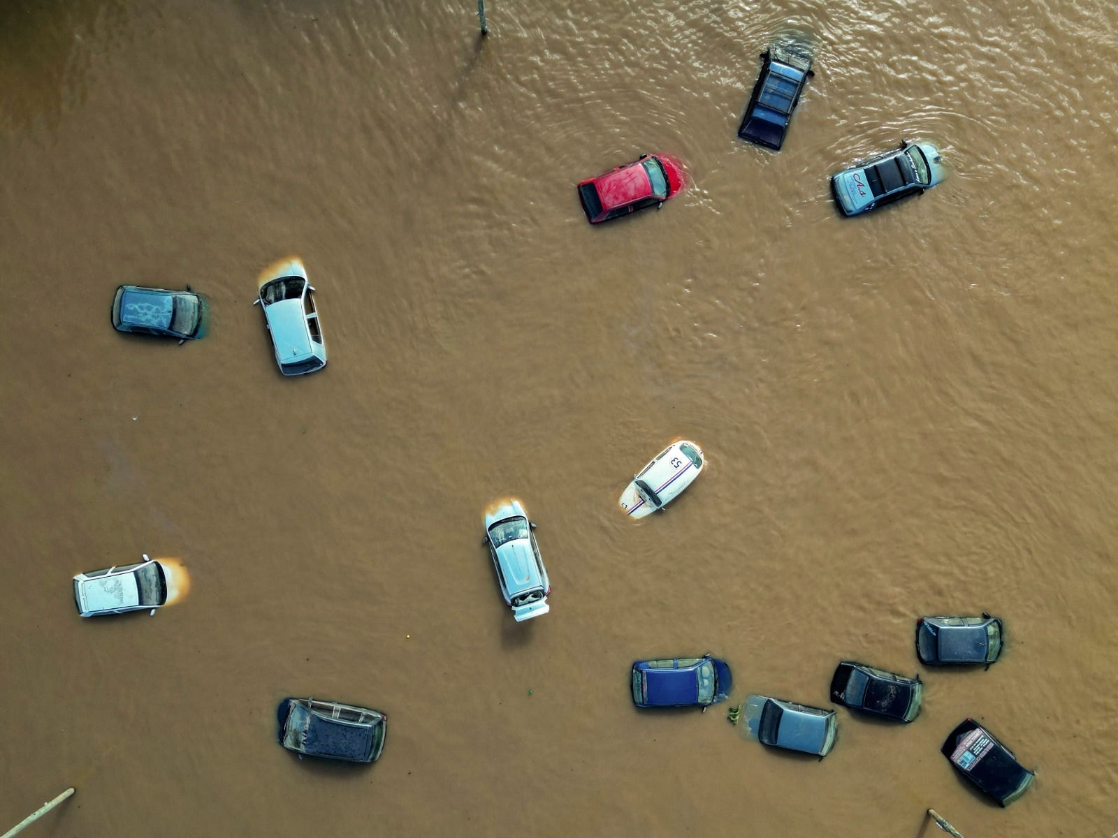 Carros cobertos pela água em tragédia no Rio Grande do Sul