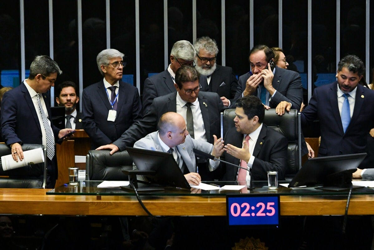 Projeto de Lei Complementar (PLP) aprovado aumenta de 513 para 531 o número de deputados da Câmara; proposta depende de sanção do presidente Lula (PT)