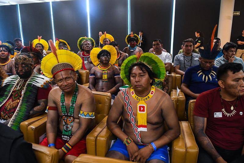 Indígenas acompanham o julgamento e comemoram derrubada do marco temporal pelo Supremo Tribunal Federal .