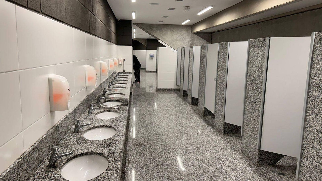 Banheiros do setor 'visitante' estão com portas na Arena MRV para o clássico com torcida única