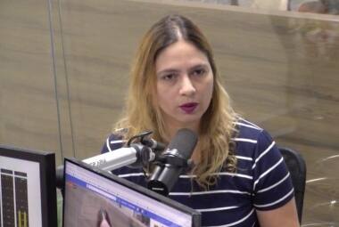 Beatriz Cerqueira deu entrevista na rádio Super Notícia FM na manhã deste sábado (17)