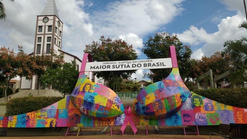 Maior sutiã do Brasil tem cinco metros de altura