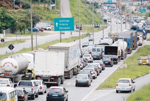 Movimento na BR-381, na saída de Belo Horizonte para Vitória (Espírito Santo), em início de feriado prolongado de Natal