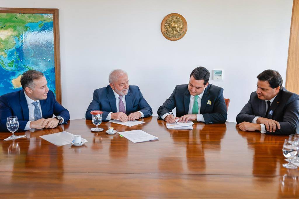 Na imagem, o presidente da República, Luiz Inácio Lula da Silva (PT), durante reunião com o ministro dos Transportes, Renan Filho, e o governador do Paraná, Ratinho Júnior