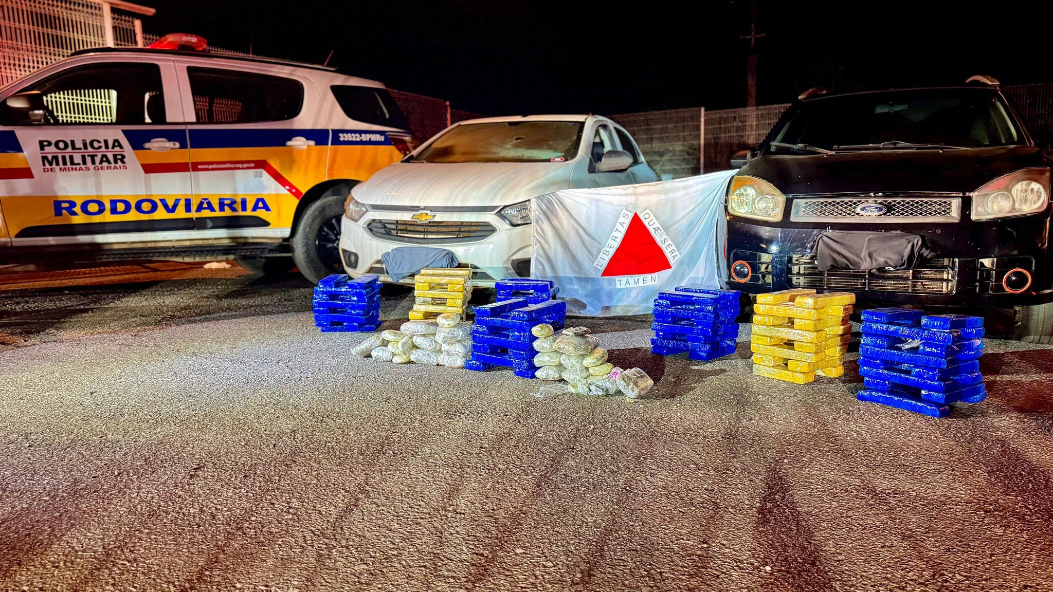 Operação localizado as drogas dentro de dois veículos