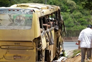 Acidente com ônibus deixa sete mortos, incluindo uma criança de um ano