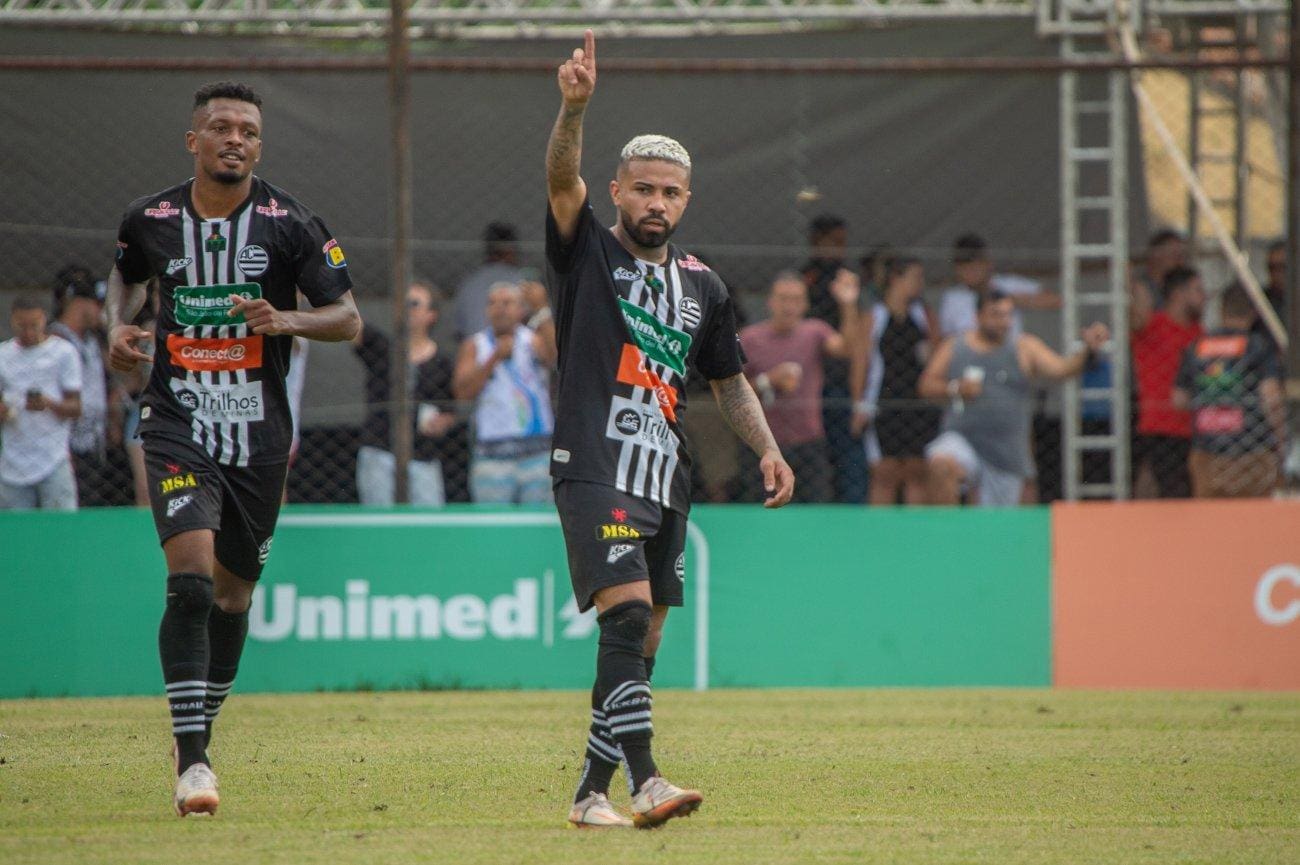 Douglas Santos marca o gol que dá a vitória ao Athletic diante do Democrata-GV