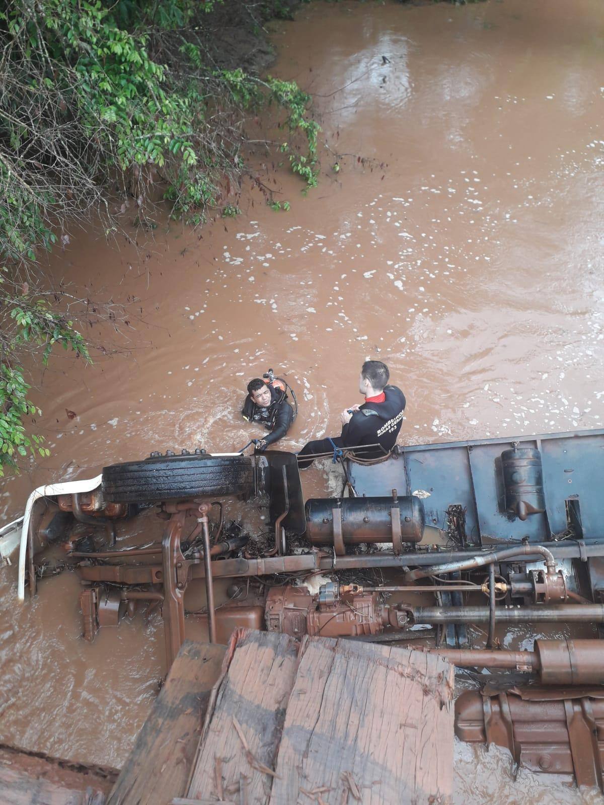 Bombeiros precisaram desencarcerar vítima submersa