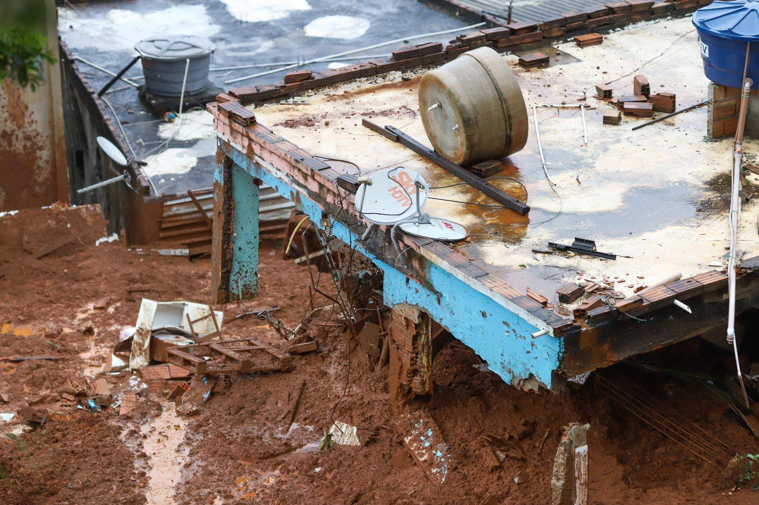BELO HORIZONTE, MG, 25012020 - CIDADES - CHUVA - Bombeiros trabalham nas buscas por vitimas que podem estar soterradas na Vila Bernadete , regiao do Barreiro , em Belo Horizonte , apos desmoronamento de casas na noite dessa sexta-feira  ( Foto: Flavio T
