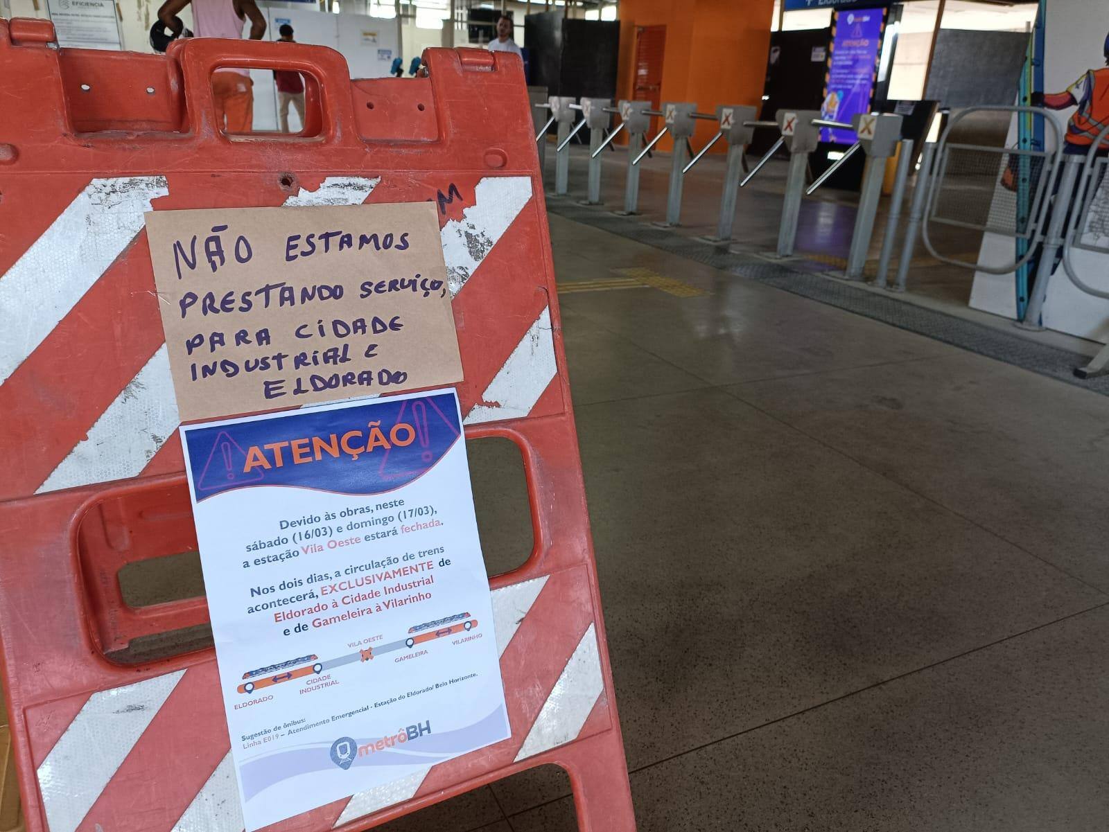 Placa na estação Gameleira informa sobre a obra na estação Vila Oeste, mas não traz informação sobre o valor do ônibus