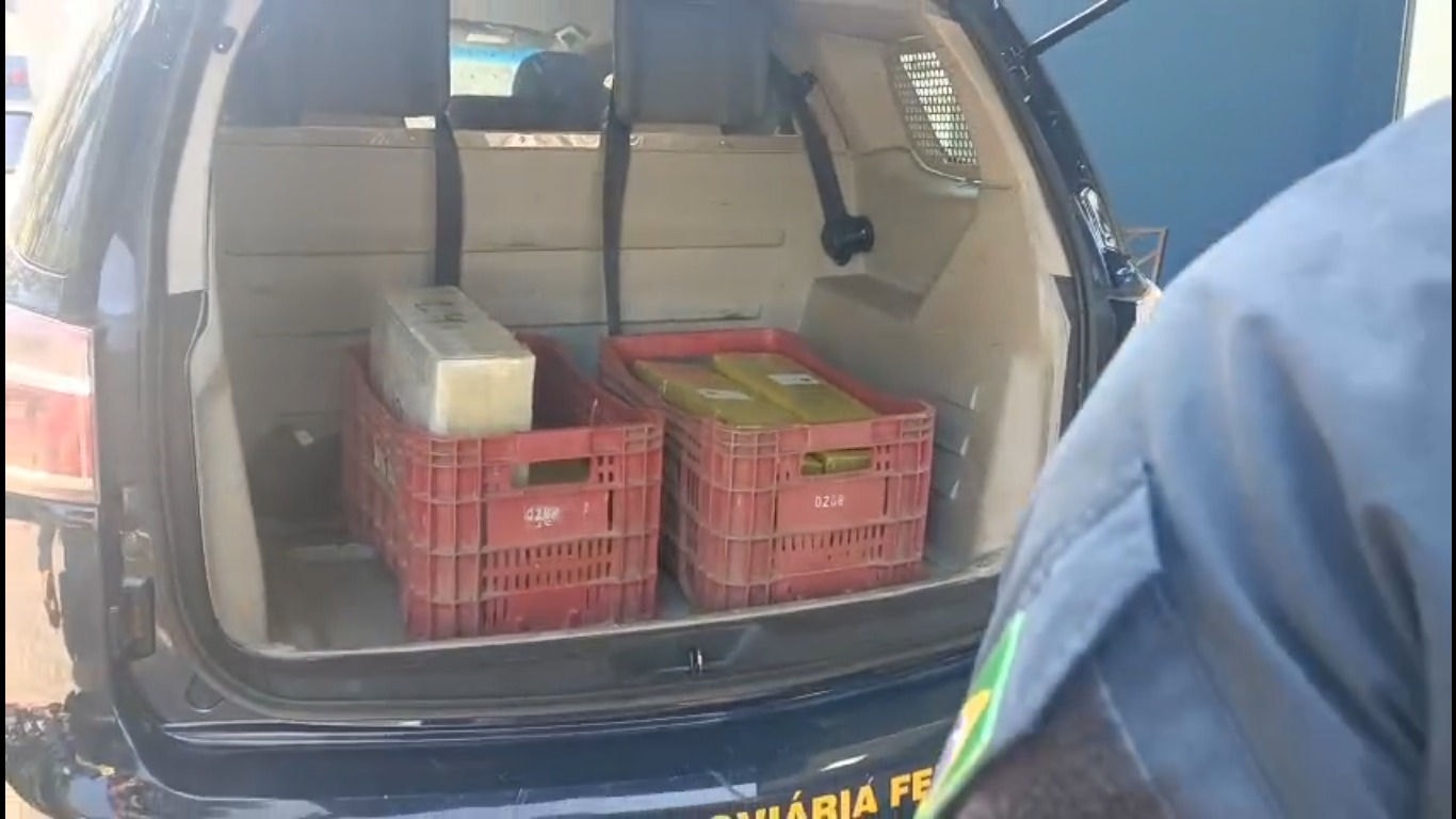 A droga foi apreendida em abordagem da PRF