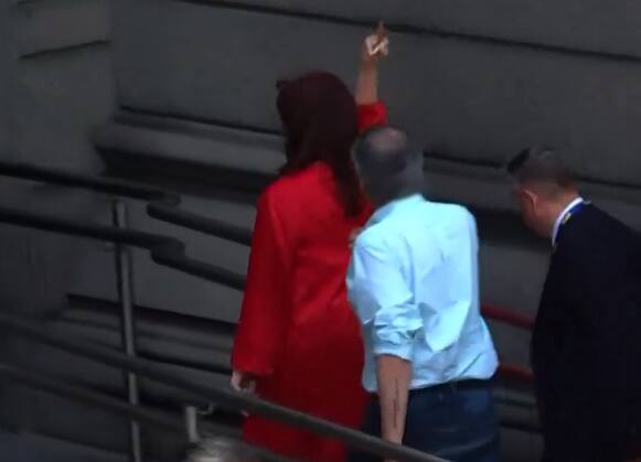 Cristina Kirchner mostra dedo do meio em posse de Javier Milei