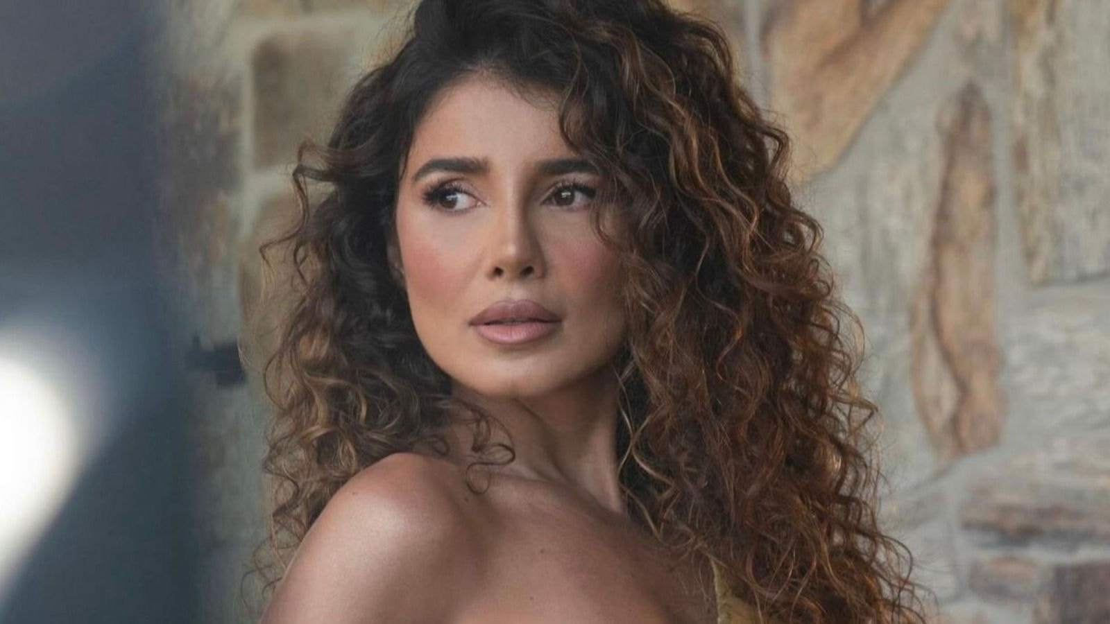 A cantora Paula Fernandes compartilhou um ensaio sensual em suas redes sociais