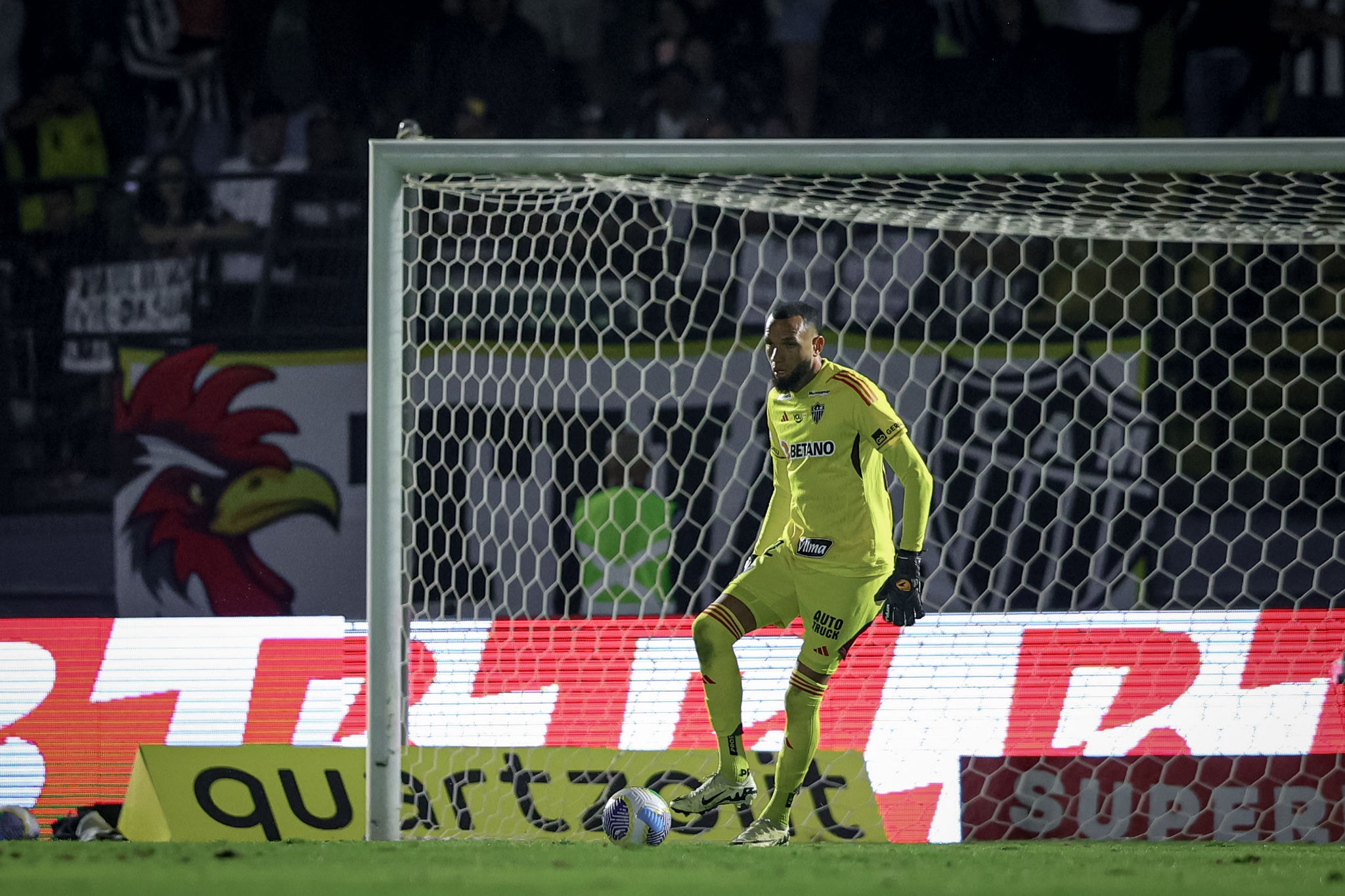 Goleiro Éverson recebeu o terceiro cartão amarelo e vai desfalcar o Galo contra o Palmeiras