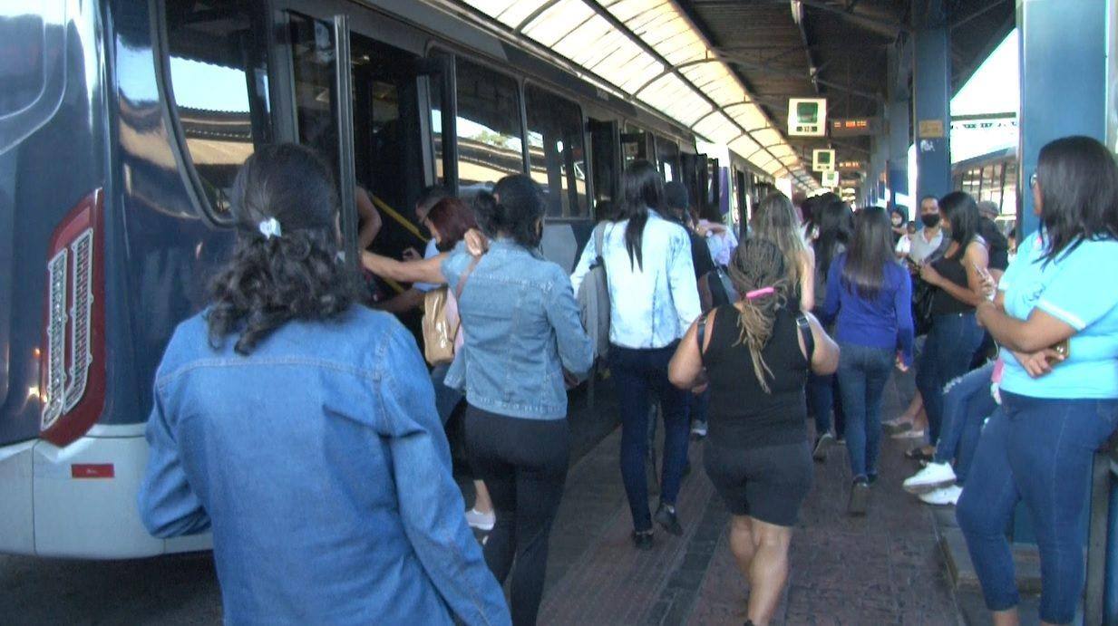 ônibus cheio abril de 2022