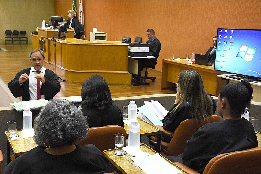 O Tribunal do Júri é composto por um juiz de Direito e 25 jurados