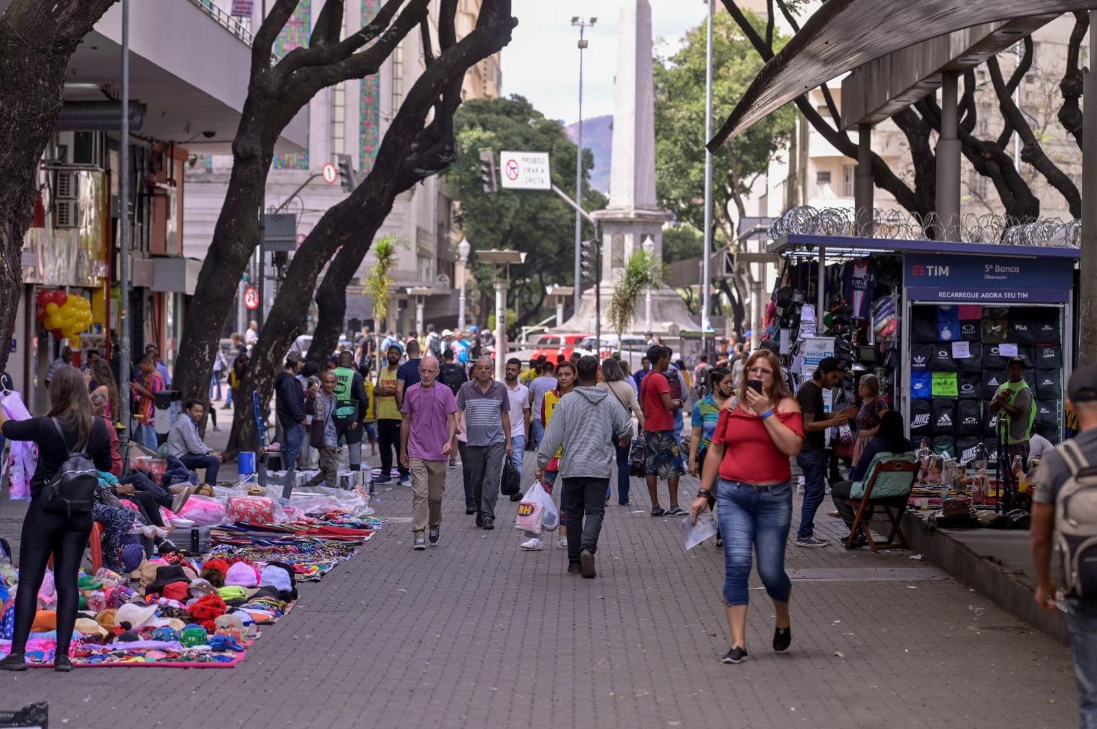 Imagem mostra pessoas caminhando pelo centro de Belo Horizonte 