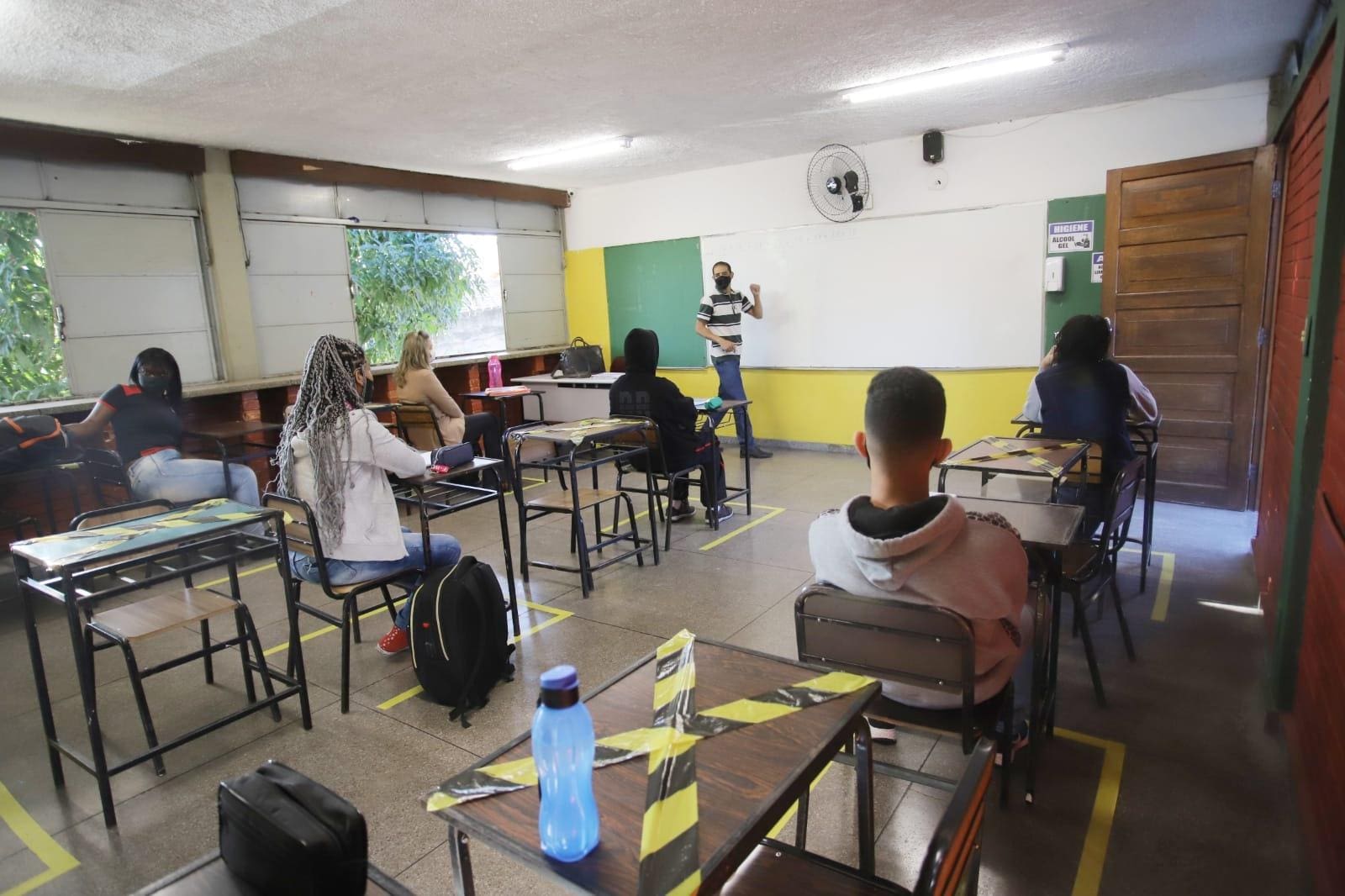 Distanciamento e poucos alunos por sala na volta das aulas presenciais em Minas