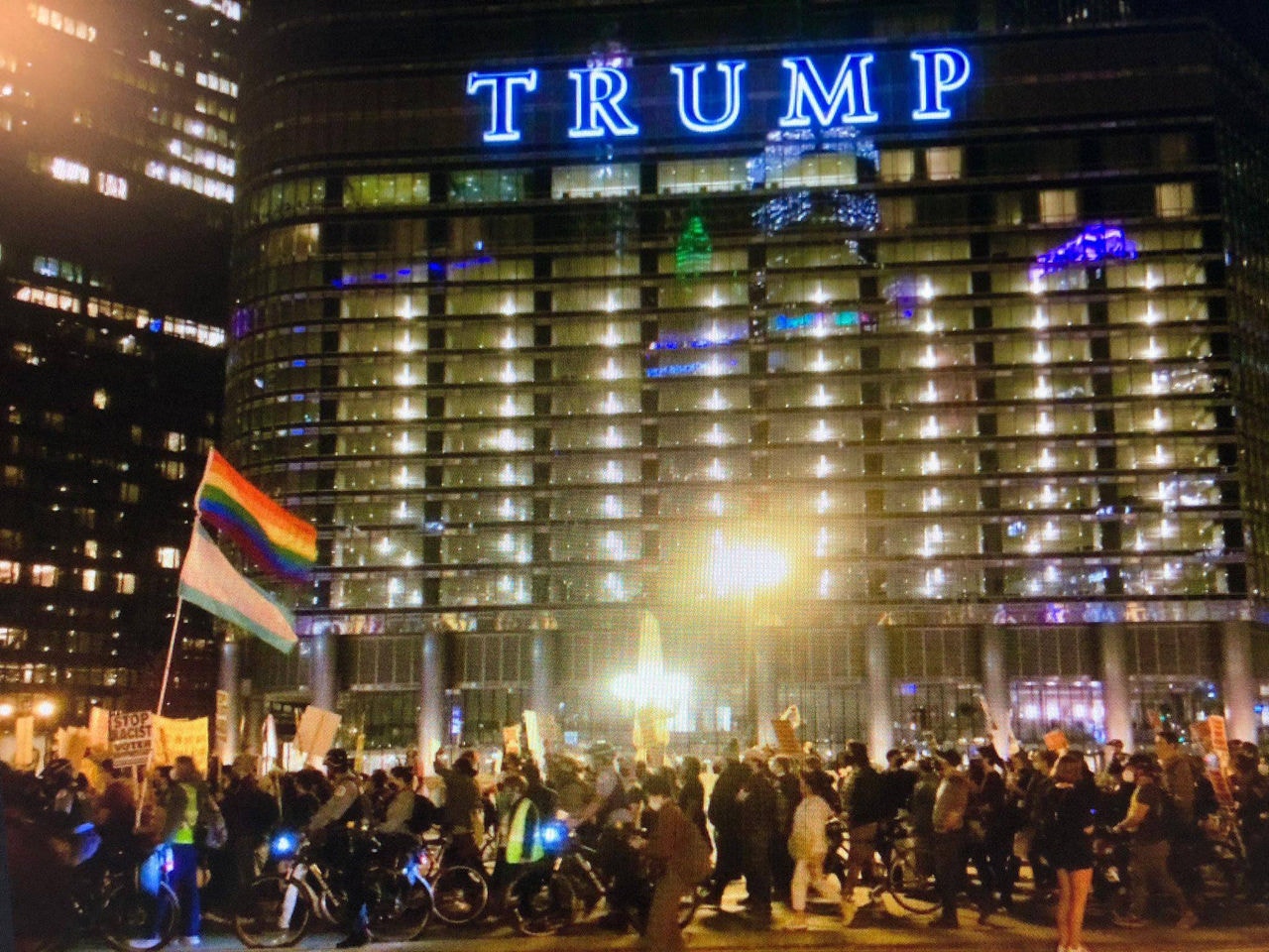 Manifestantes protestam fronte a um dos prédios da empresa de Donald Trump, em Boston