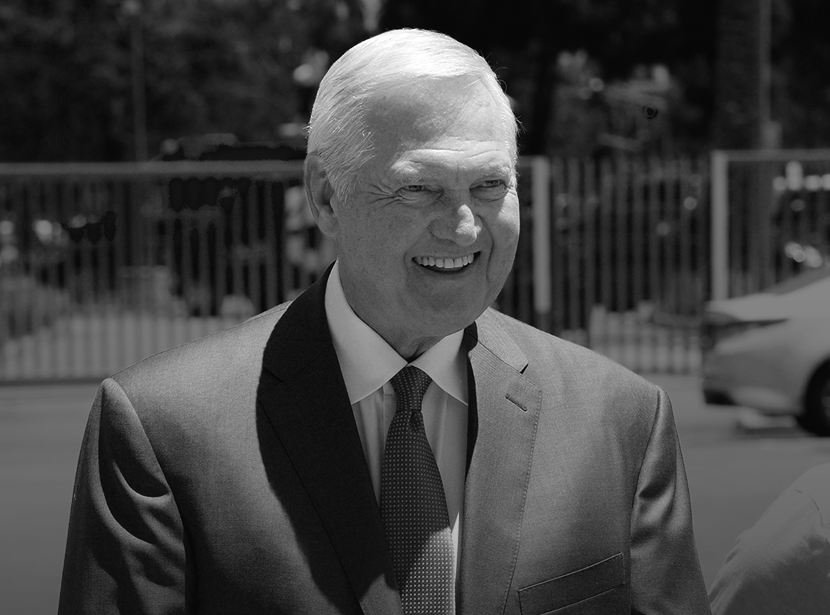 Morre Jerry West, silhueta da logo da NBA, aos 86 anos