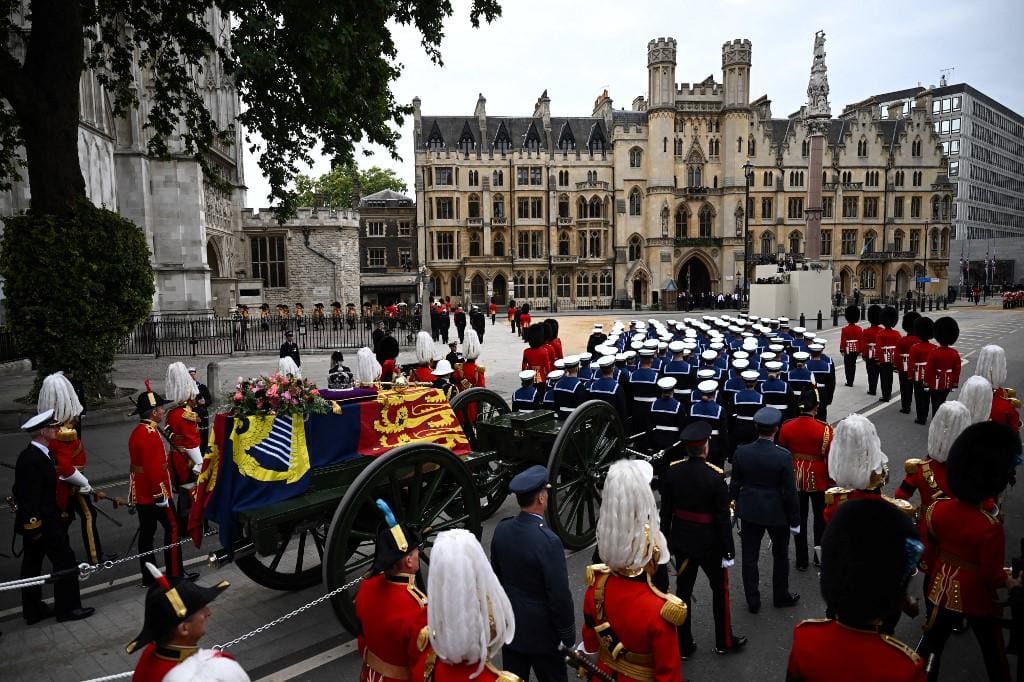 Caixão da rainha Elizabeth II deixa Westminster Hall
