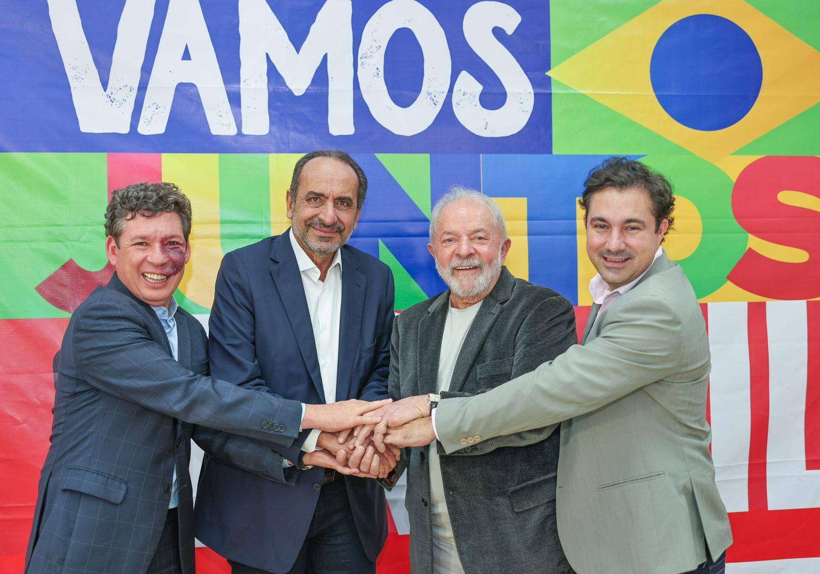 Reginaldo Lopes, Alexandre Kalil, Lula e Cristiano Silveira celebram aliança entre PT e PSD em Minas