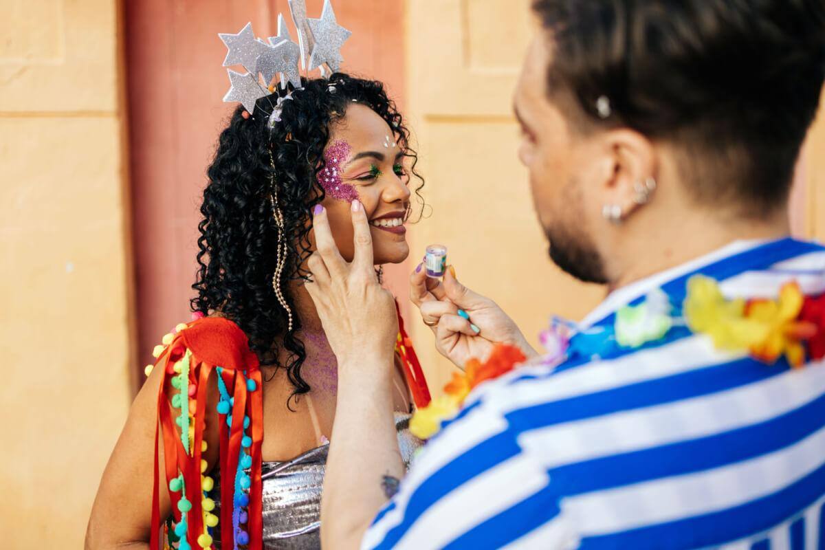 5 dicas para usar maquiagem sem danificar a pele no Carnaval