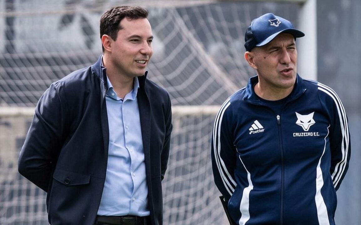 Vice-presidente Pedro Junio (ao lado do técnico Leonardo Jardim) espera paz entre as torcidas nos clássicos da Copa do Brasil (Foto: Repordução X/Cruzeiro)
