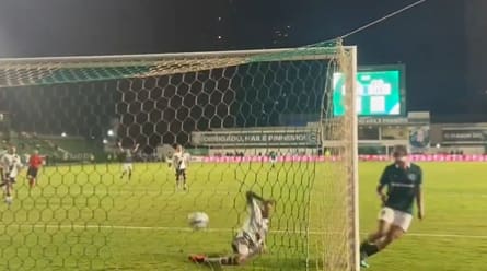 Ponte Preta perde pênalti e Goiás vence a primeira na Série B