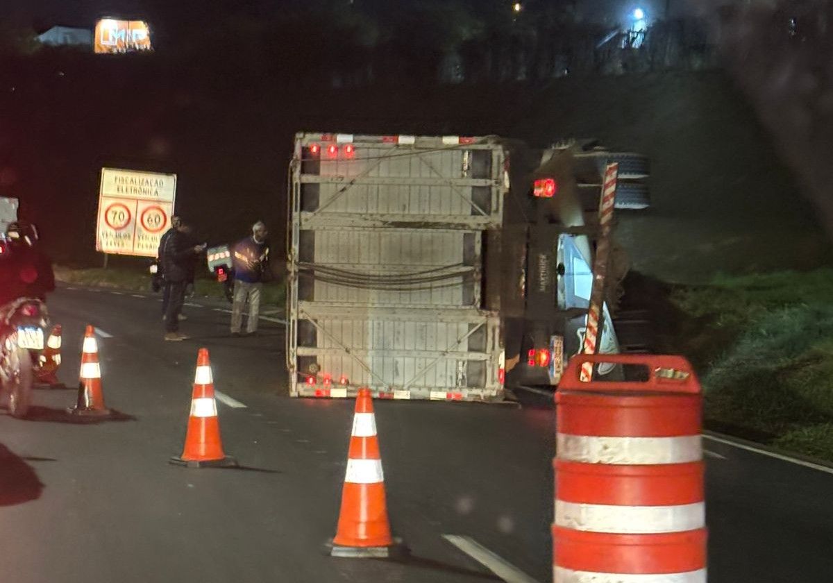 Tombamento de caminhão impacta no trânsito na faixa da direita do Anel Rodoviário  
