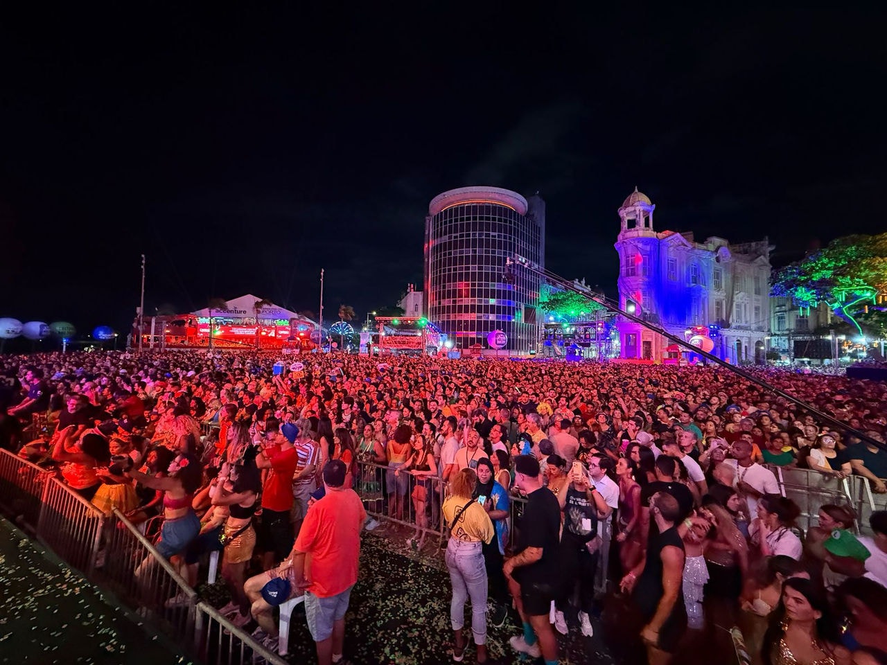 Multidão acompanha apresentações de Alceu Valença, Elba Ramalho e Geraldo Azevedo no Grande Encontro  
